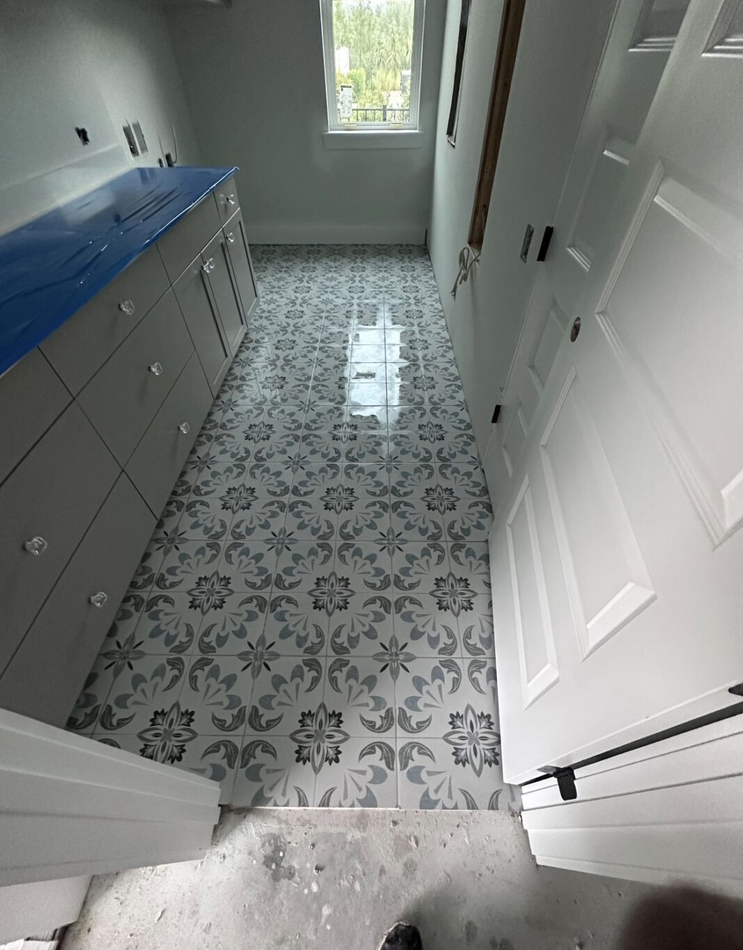 Popular Encaustic Tile Sizes & Styles
Encaustic tiles are celebrated for their incredible versatility. To help you plan your design, we source and install the market's most sought-after formats and aesthetics:
